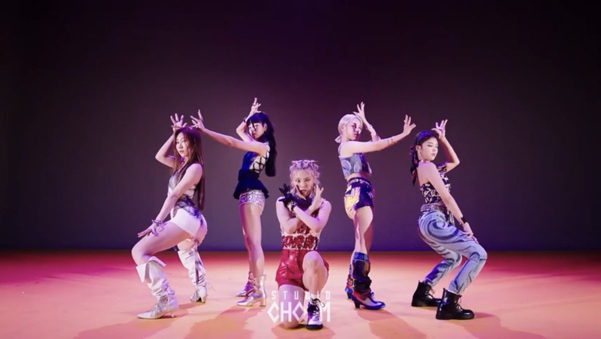 Хореограф группы бтс. Корейская группа бтс в танце. Itzy not shy stage. Танцы кей. Diva dance танцевальная студия спб.