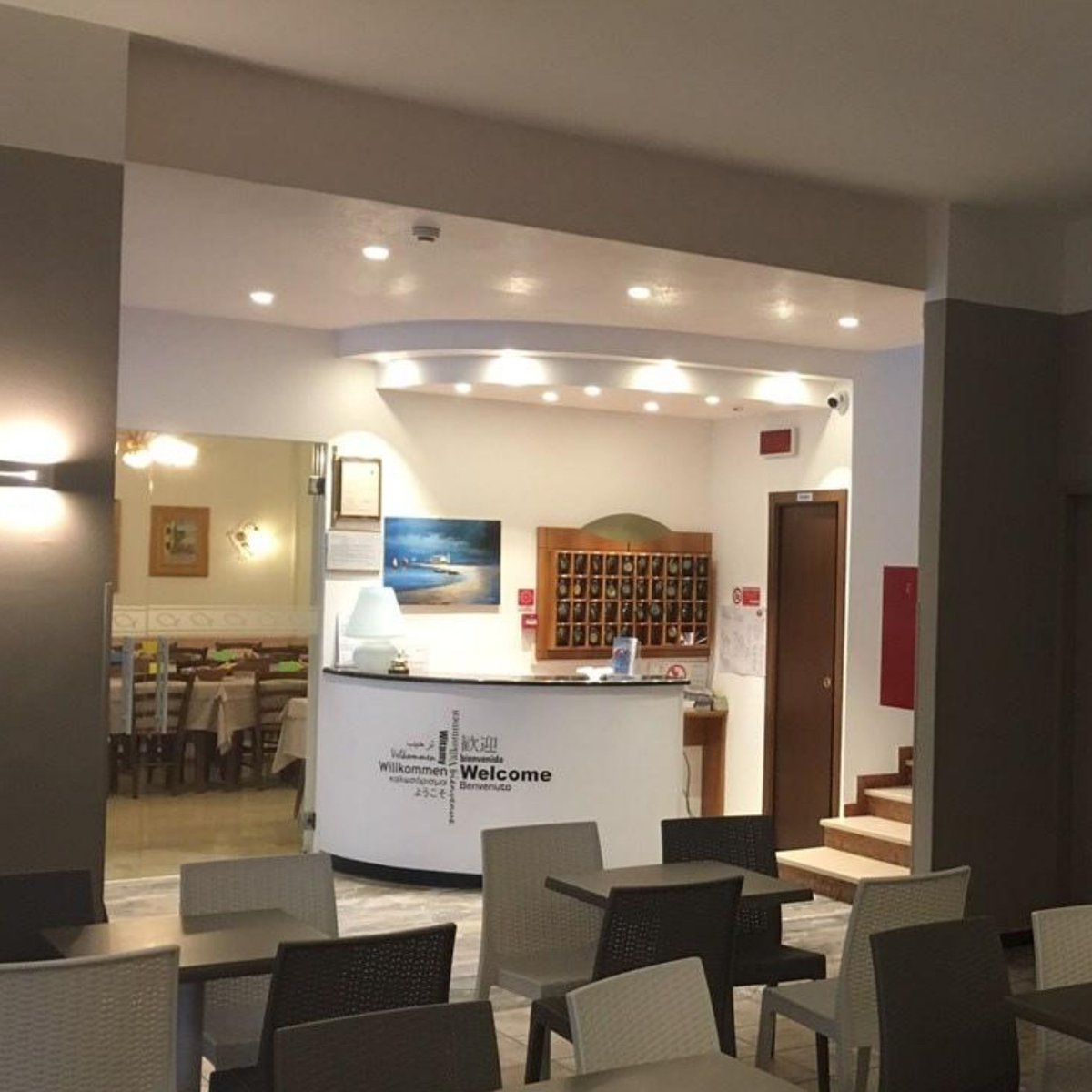 In posizione molto tranquilla a 30 mt. dalla spiaggia e a pochi passi dal centro, l'Hotel Siena delizierà la Vs. vacanza con una gestione calorosa e familiare e una ottima offerta di cucina tipica.  
ow.ly/X4gp50B0GpV