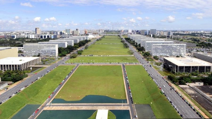 2/ Different regions of Brazil  are in different moments of the pandemic: the areas w highest Covid19 activity are now the Center-West (including the capital of Brazil)/South of the country.Hospital bed occupancy is reaching 100% in these areas but... https://bit.ly/3h9q4oC&nbsp;