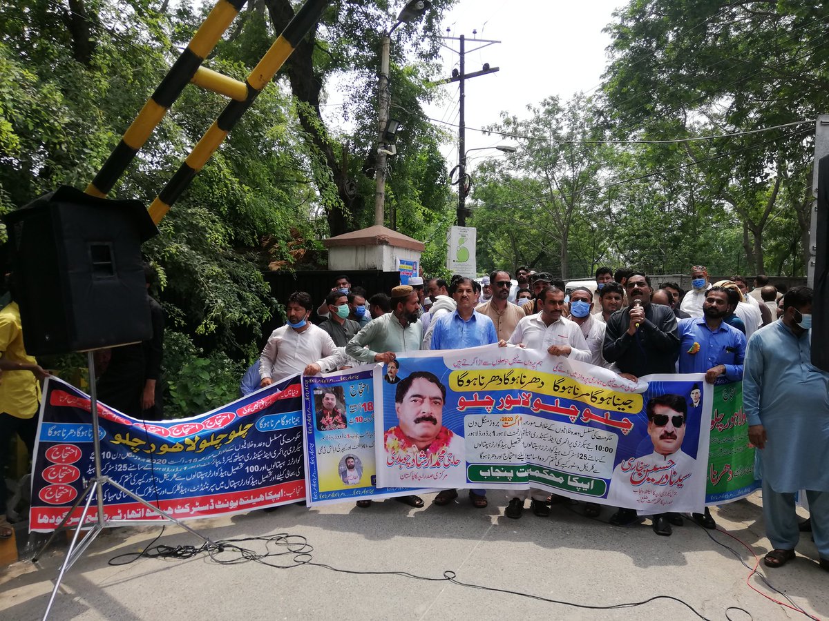 Strugglepk's tweet photo. Health workers from across the province staged a protest against forced dismissals at the Punjab Primary and Secondary Health Secretariat Lahore.
PTUDC & @FrontStudents also
Participated to express solidarity.
#WeStandWithHealthWorkers https://t.co/kERGBPvMS7