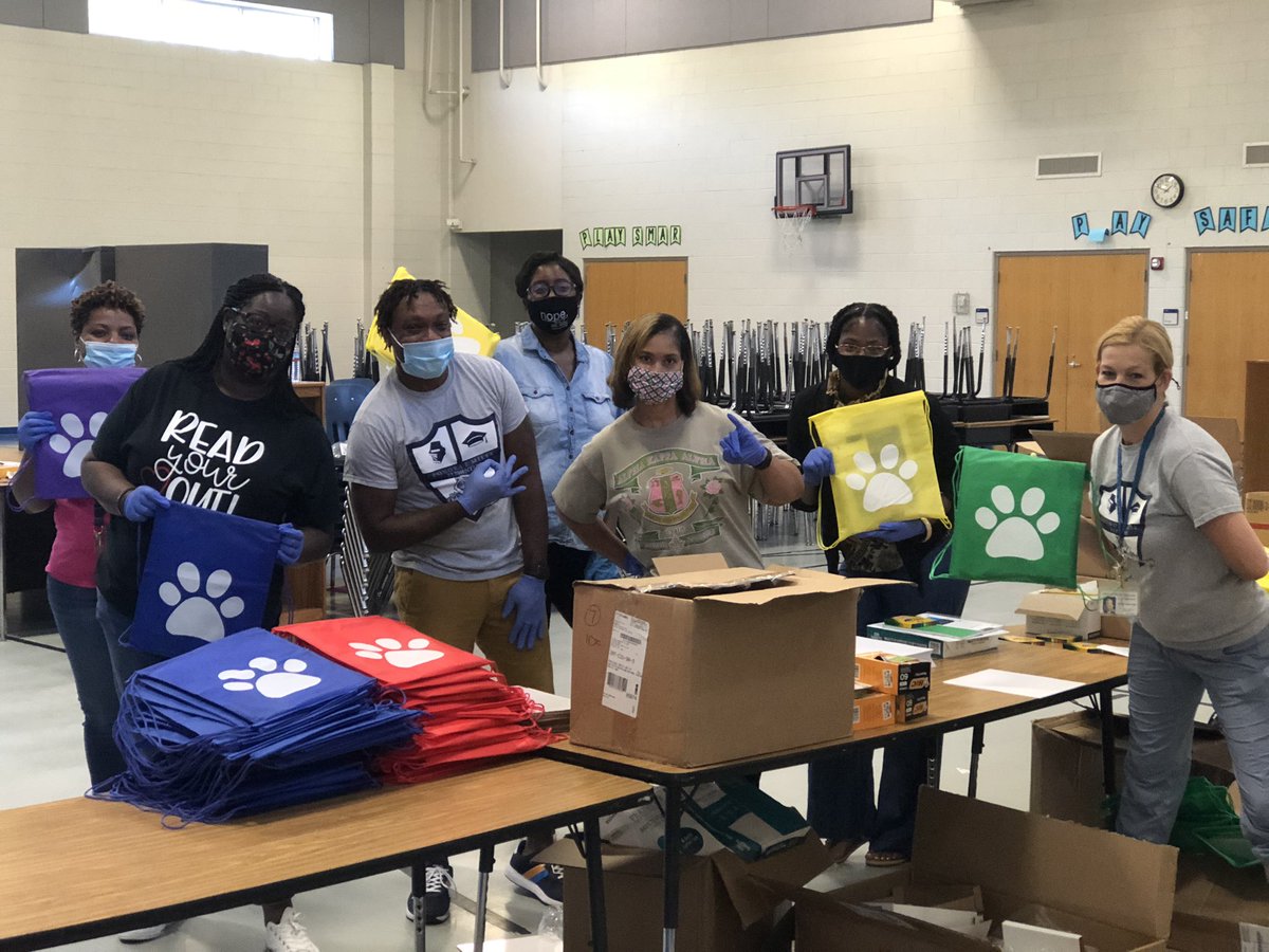 KMilesAPS's tweet photo. Drive-Thru Bash prep is in full effect @MilesTigersAPS! We even had a little help from #apstransportation dept! #day1ready #milesresilience @ThalisePerry @AssocSupBattle @apsupdate @RStewart_APS https://t.co/MJkiJtOS0C