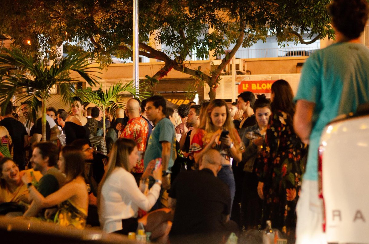 4/ There must be something else here in Brazil to explain why we have not seen hot spots of Covid19 transmission like in NYC, London, for example.People´s and authorities' behavior has not favored dz control. So what is "kinda controlling" transmission?  https://noticias.uol.com.br/ultimas-noticias/agencia-brasil/2020/08/10/prefeitura-do-rio-de-janeiro-autoriza-volta-de-eventos-corporativos.htm