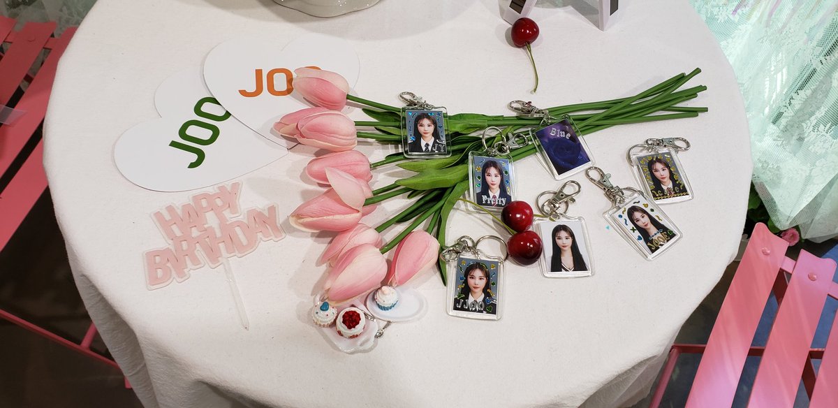 JooE_World's tweet photo. 22번째 주이 생일 넘넘 축하드리고 준비 해주셔서 감사합니다!_!
행복한 하루가 되겠습니다💓😚**
🦋🦋
#HappyJooeDay 
#주원이의_22번째_여름 #8월에_피어난_파란_장미의_기적 https://t.co/Z9nAOwrd0q