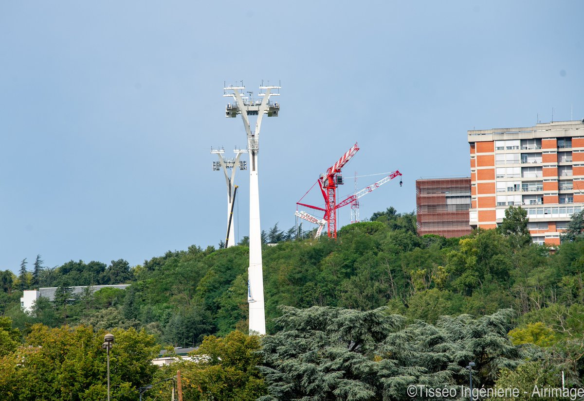 TisseoING's tweet photo. #travaux #téléo #téléphérique Et de 3 ! Le montage d’un 3ème pylône du Téléo (sur les 5 que compte le projet) est actuellement en cours du côté de la route de Narbonne, au droit du Lycée Bellevue. + d'infos : https://t.co/Y27PTWxeuD https://t.co/uA52gPwDTM
