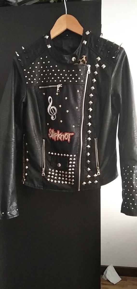 RoomVenom's tweet photo. Antes vs después, unas pocas horas, una limpieza y echarle imaginación para transformar una chaqueta básica y estropeada en una única y personalizada. Y aún está por terminar. #customizate #punk #rock #slipknot https://t.co/r8Yb7BVYSF