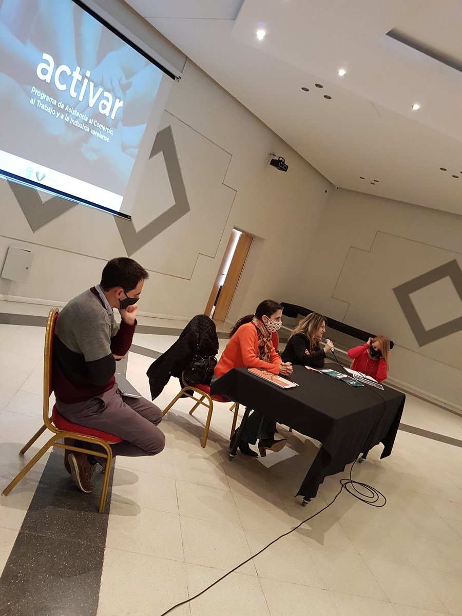 GisellaPrimus's tweet photo. Presentación y capacitación  del programa ACTIVAR  a agentes municipales de las áreas de ventanilla única y call center,para que puedan orientar e informar a los vecinos, comerciantes e industriales acerca de los beneficios que éste  programa propone. https://t.co/P28CRL3EO1