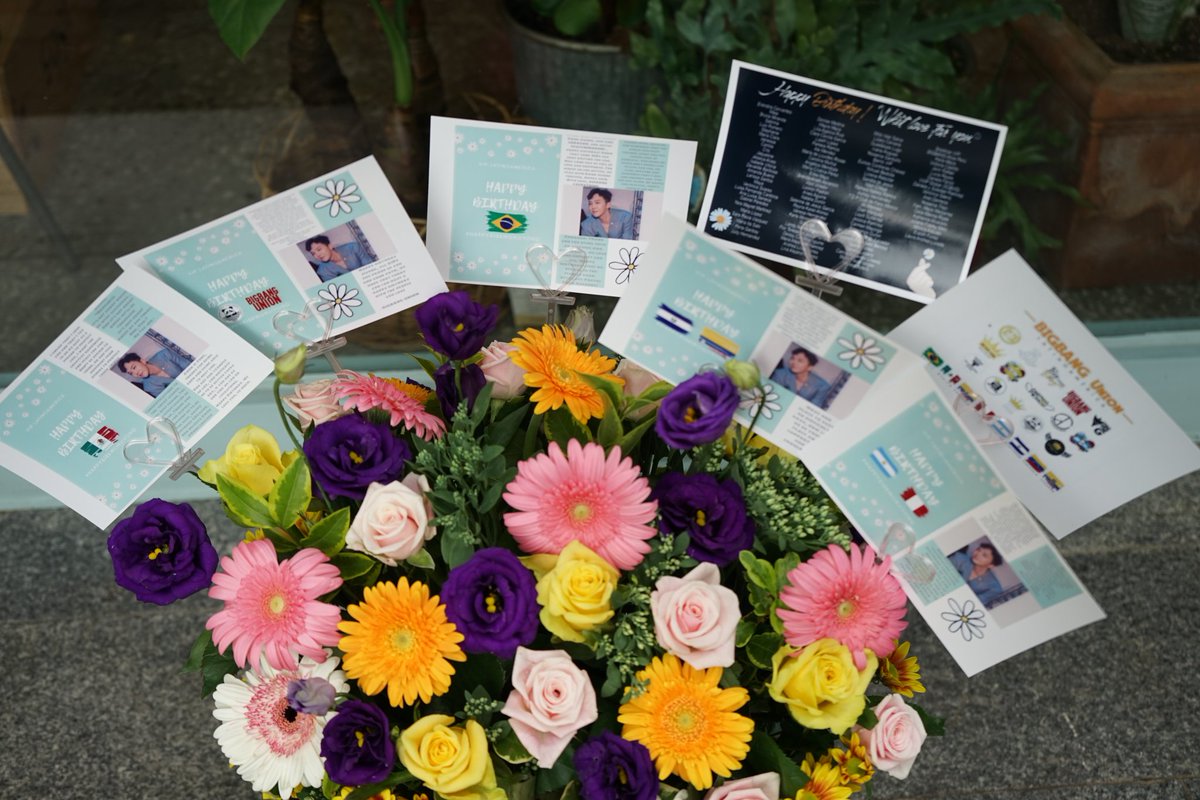 BBEVERYTHINGBR's tweet photo. [FLOWER PROJECT] Nossas flores foram entregues hoje ao Jiyong! 😍

Ainda tem mais pra serem entregues ao BIGBANG 💕
@bigbangsquadbr @DaeMon_Mexico @MagicQueensdeBB @bigunitybang @KangPortal @TaeYangBrazil
@Getyourdragonmx 
@UnionBigbang 
@ForVictoRiArg 
@BIGBANGAfrica1 https://t.co/cNR8LIIw0A