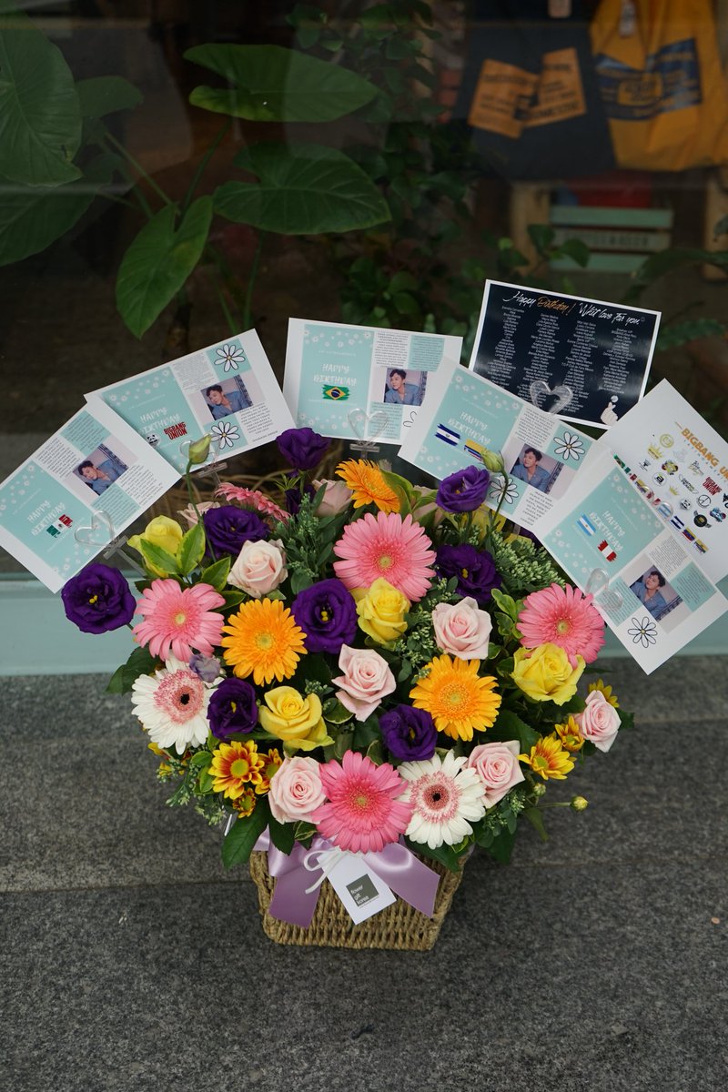 BBEVERYTHINGBR's tweet photo. [FLOWER PROJECT] Nossas flores foram entregues hoje ao Jiyong! 😍

Ainda tem mais pra serem entregues ao BIGBANG 💕
@bigbangsquadbr @DaeMon_Mexico @MagicQueensdeBB @bigunitybang @KangPortal @TaeYangBrazil
@Getyourdragonmx 
@UnionBigbang 
@ForVictoRiArg 
@BIGBANGAfrica1 https://t.co/cNR8LIIw0A