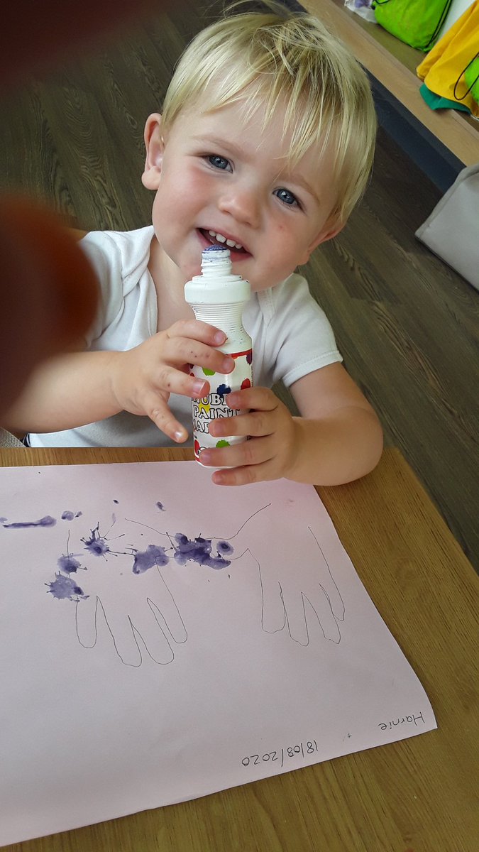 AshbridgeMaxy's tweet photo. Daffodils are enjoying mark making today with dabbers around their own hands.
#maxyfarm #daffodils #sensory #ourownhands #dabbing #tuesdayvibes https://t.co/VuX3zKM9j9