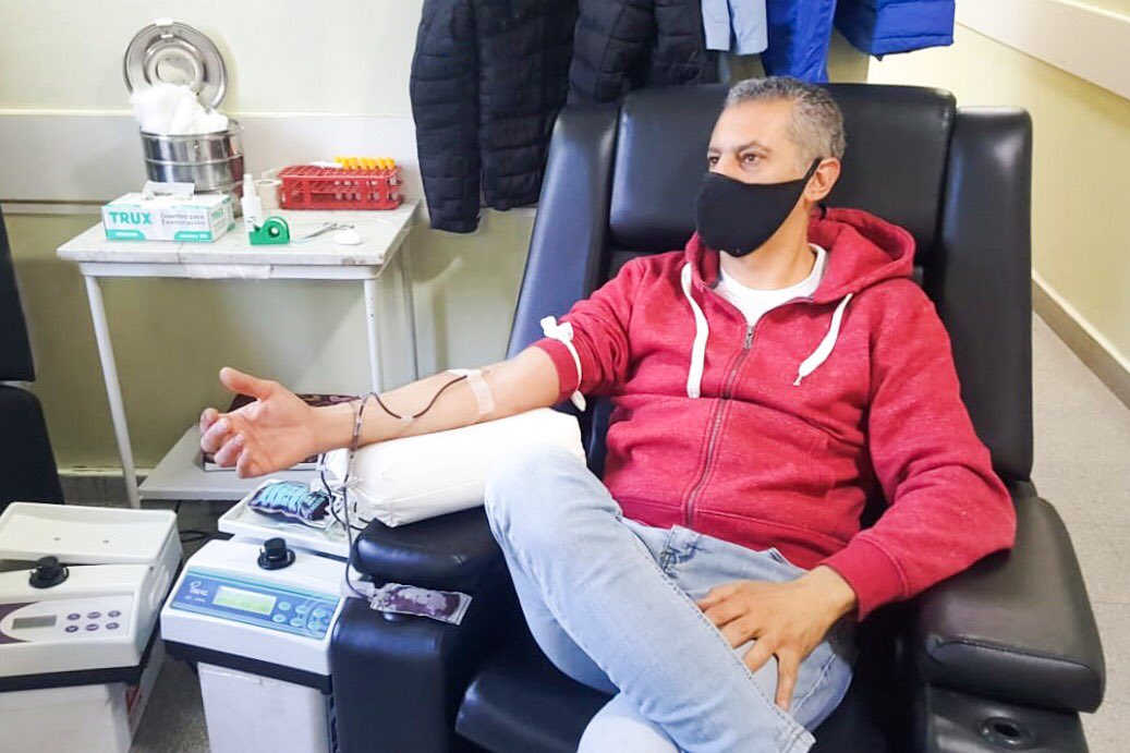 ArabelaCarreras's tweet image. Salvar vidas: la donación de plasma, de parte de los recuperados, y de sangre, de aquellos que no tuvieron Covid19, sólo demanda un ratito de tu vida y con ese gesto solidario le das una oportunidad enorme a otras personas. Todo mi reconocimiento al ministro Carlos Banacloy.