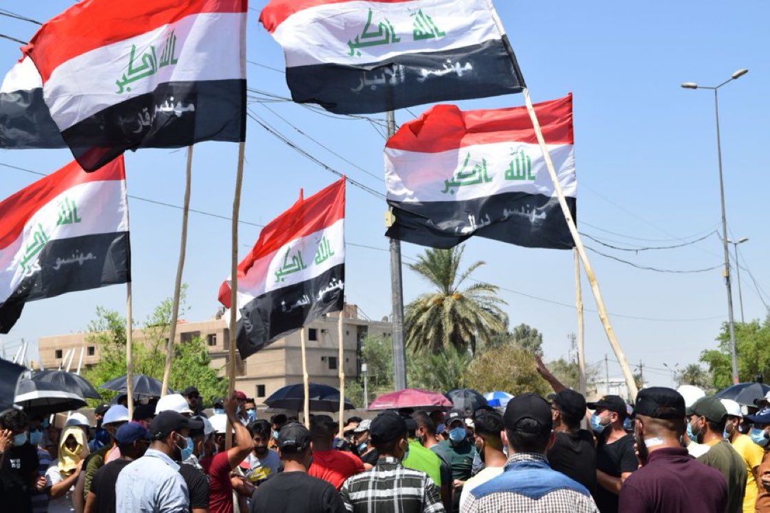 مهندسو الاجور والعقود وزارة الكهرباء من جميع انحاء العراق يغلقون باب الوزارة ويمنعون الموظفين من الدوام في مقر الوزارة و منع اي شخص من دخولها وذلك بسبب الوعود الكاذبة من قبل الوزارة لتحويلهم الى ملاك الدائم من خلال درجات حركة الملاك