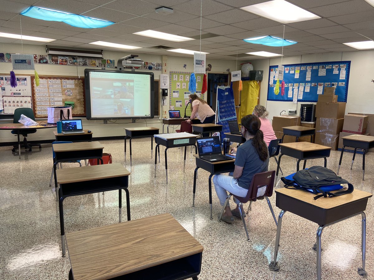 AMDavisElem's tweet image. Teacher leaders presenting hybrid Math Workshop training #dedicateddavisdragons #oneccps