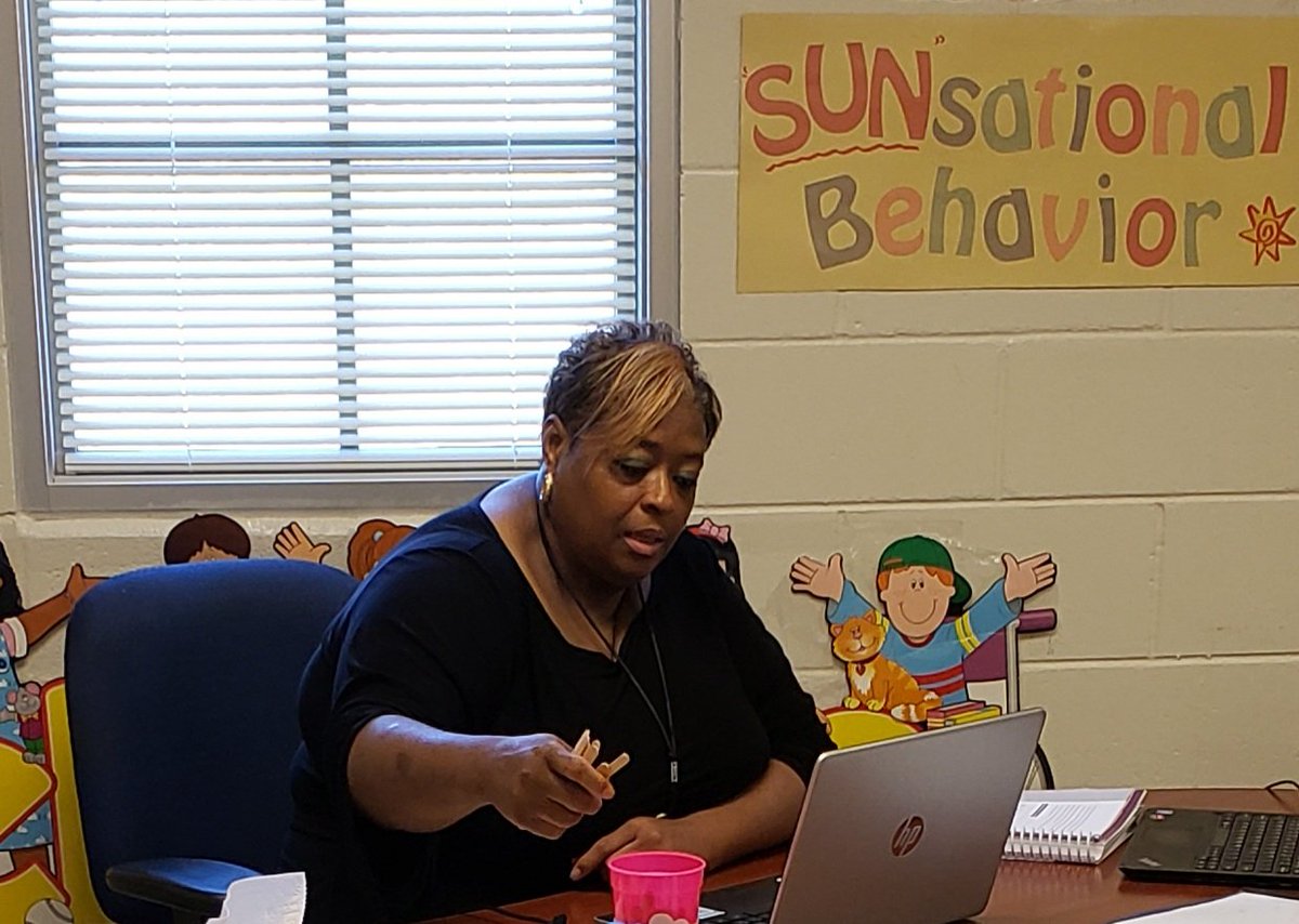 Aritmetica_Lady's tweet image. Mrs. Swift using "BEST INSTRUCTIONAL PRACTICES" even during Virtual Instruction! Show em' how it's done Mrs. Swift! #PopsicleSticks...#CheckingforUnderstanding @Supt_DrConnie @CAOacademicsfcs @BCESMustangCity