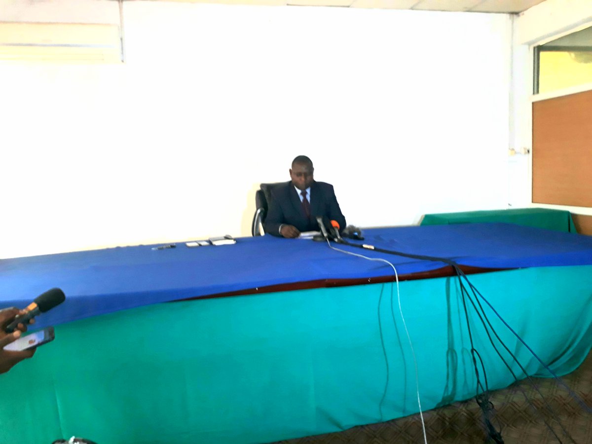 akezanet's tweet photo. Serge NKURUNZIZA, DG de l'élevage tranquillise les éleveurs de porcs qui se trouvent dans les localités où cette maladie n'est pas encore présente. Toutefois, il est déconseillé de consommer la viande des bêtes infectées. Signalons que la maladie n’est pas transmissible à l’hoe https://t.co/Fz2hVoiHt8
