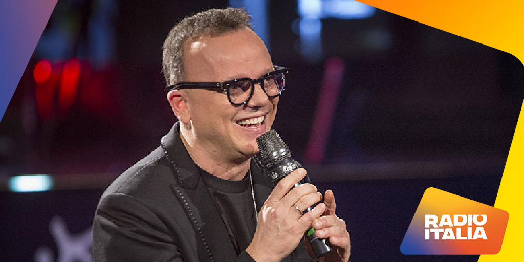 RadioItalia's tweet photo. "Non dirgli mai di come è stato bello quella notte al mare..." Non dirgli mai - @_GigiDAlessio_ https://t.co/UE8oWdRjdL