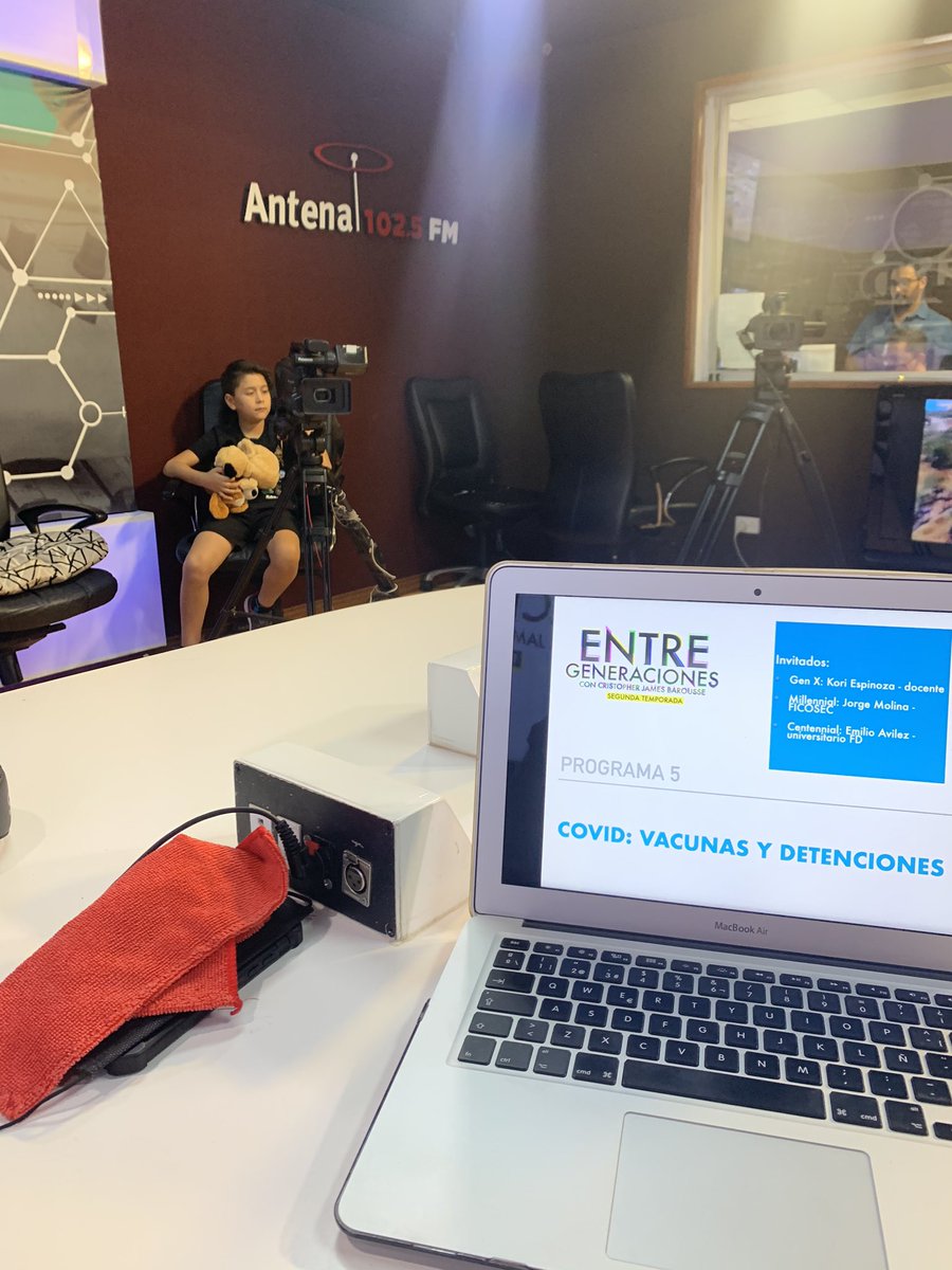 CJamesBarousse's tweet photo. ¡Ya prende @AntenaFMTV o en Facebook @EntreGeneracion !
Muy bien acompañado arrancamos #EntreGeneraciones hoy hablaremos de la #vacunaCOVID19 , #MéxicoArgentina y #CubrebocasObligatorio https://t.co/Mwdz4KQxAl