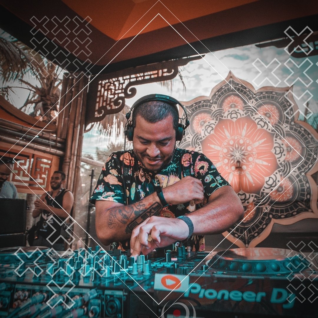 BrazukaMusic's tweet photo. “Alle” é a nova track dos produtores @flexblive, @cevithmusic e Ocean-B que sai nessa sexta pela Brazuka. Pode esperar aquela vibe memorável de pista cheia e dançando sem parar! Fiquem ligados!
#FlexB #BrazukaMusic #OutSoon #ComingSoon https://t.co/bzW5xf22Eh