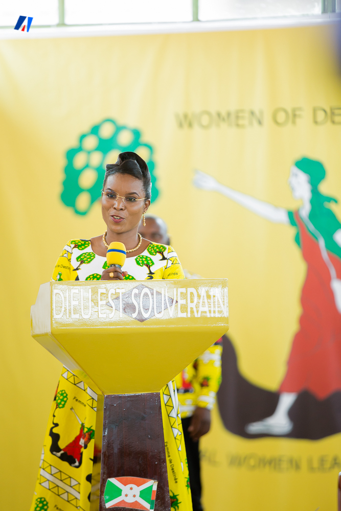 akezanet's tweet photo. La première Dame, Angéline NDAYISHIMIYE, remercie Denise BUCUMI NKURUNZIZA pour l'avoir invitée et nommée membre d'honneur de la CIFL. Elle a aussi appelé les femmes de ne pas se discriminer et de se faire élire pour les élections collinaires prochaines du 24 août 2020

#akezanet https://t.co/O62F3gnus9