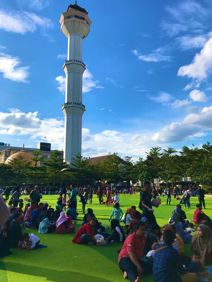 - Masjid Raya Bandung Ini salah satu tempat yang aku suka karena luas, sejuk dan bagus! Kalian bisa istirahat sejenak atau jajan disini. Banyak pedagang yang menawarkan dagangannya. Oh iya, area di sekitar masjid juga banyak spot yg instagramable!