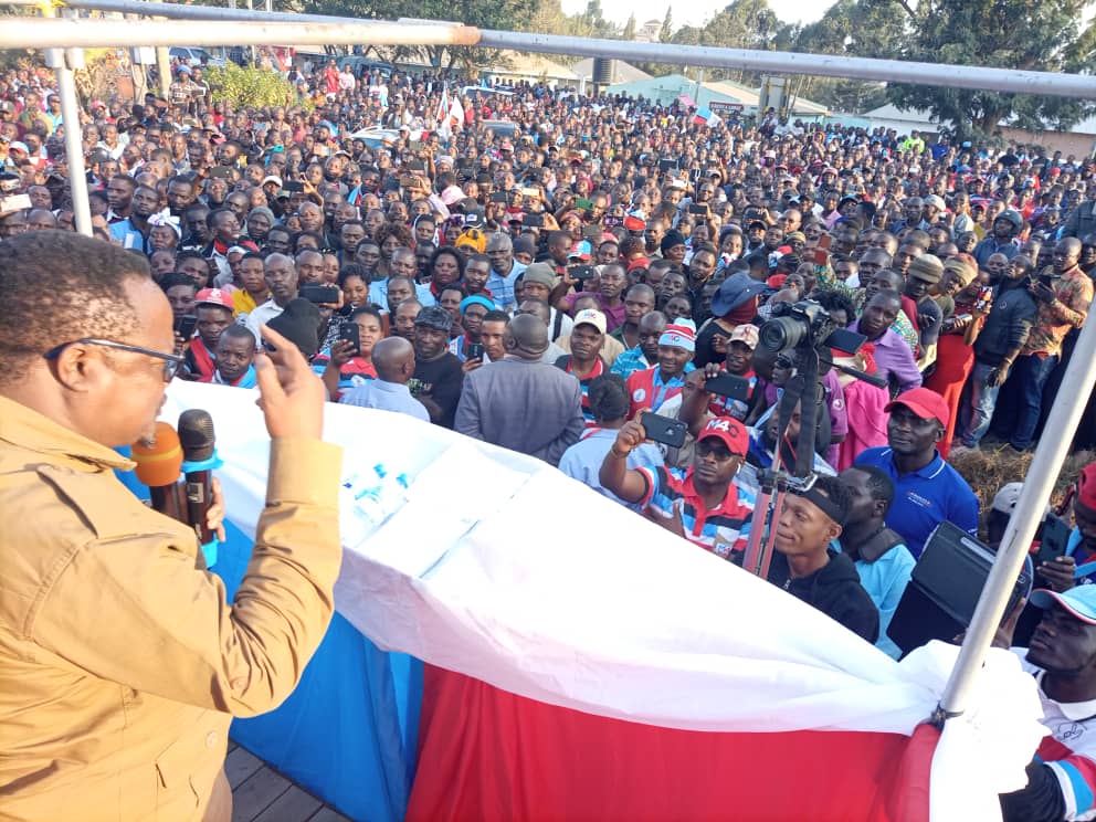 bavicha_taifa's tweet image. Mgombea Rais wa Chadema, Mhe. Tundu Lissu na Mgombea Mwenza Mhe. Salum Mwalim wakizungumza na wananchi wa Mbeya mjini, waliojitokeza kumdhamini kwa kuweka saini zao kwenye fomu zake, leo Jumanne, Agosti 18, 2020.