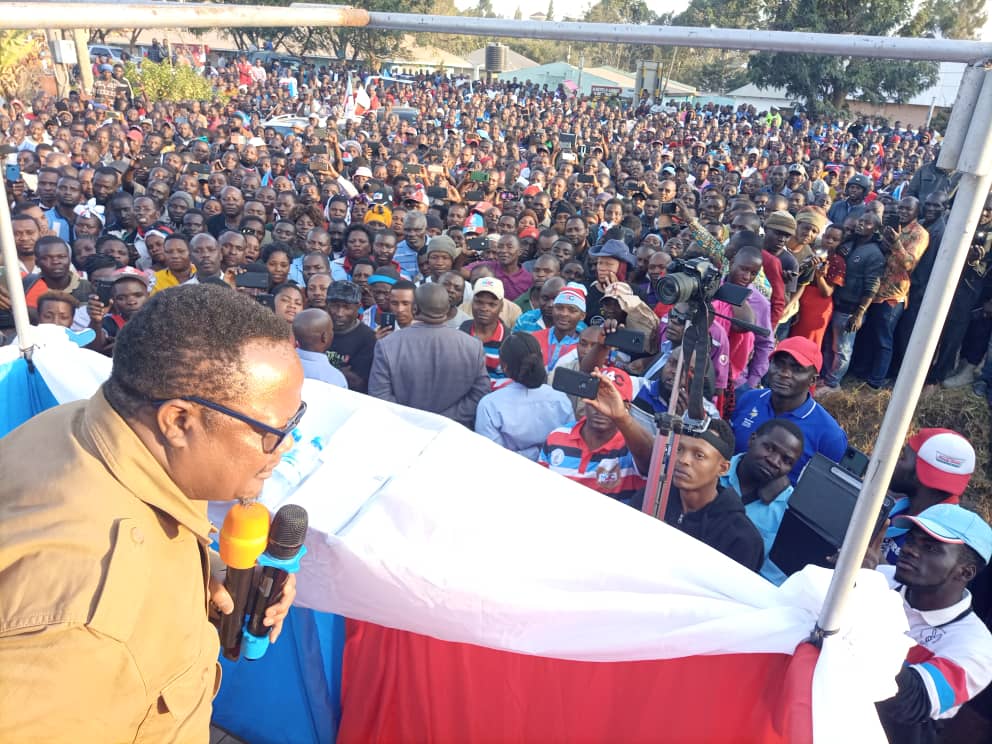 bavicha_taifa's tweet image. Mgombea Rais wa Chadema, Mhe. Tundu Lissu na Mgombea Mwenza Mhe. Salum Mwalim wakizungumza na wananchi wa Mbeya mjini, waliojitokeza kumdhamini kwa kuweka saini zao kwenye fomu zake, leo Jumanne, Agosti 18, 2020.