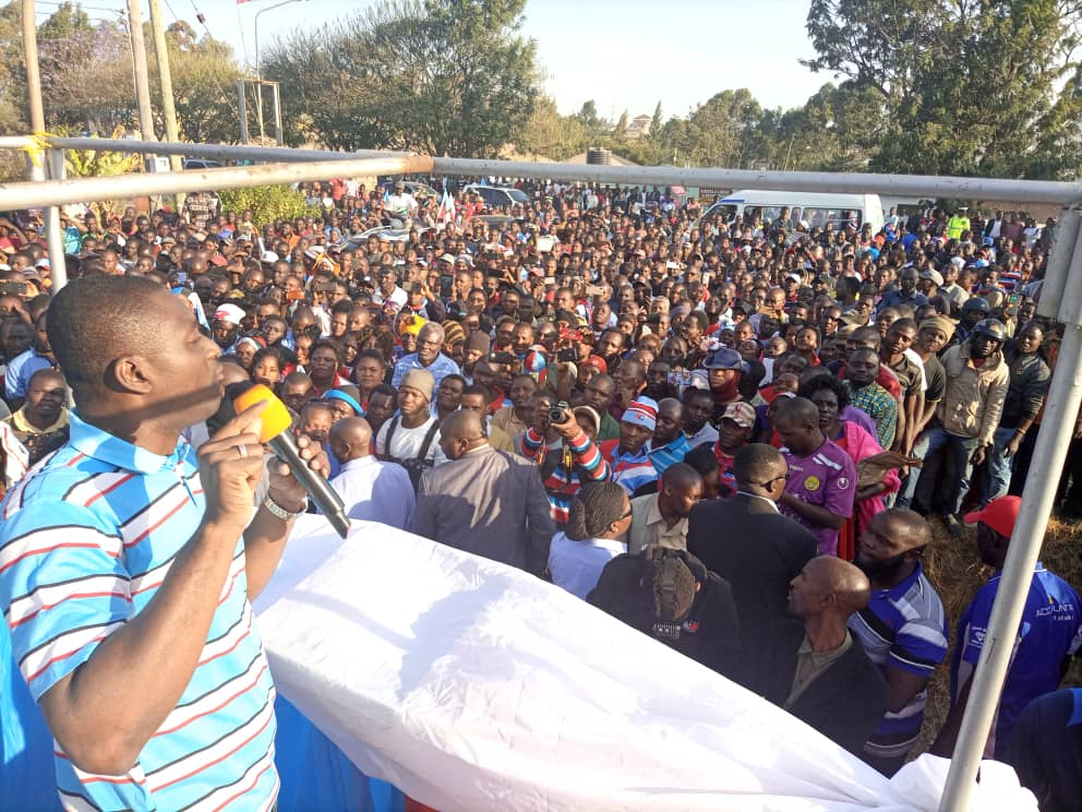 bavicha_taifa's tweet image. Mgombea Rais wa Chadema, Mhe. Tundu Lissu na Mgombea Mwenza Mhe. Salum Mwalim wakizungumza na wananchi wa Mbeya mjini, waliojitokeza kumdhamini kwa kuweka saini zao kwenye fomu zake, leo Jumanne, Agosti 18, 2020.