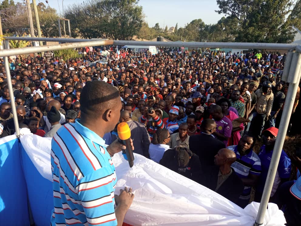 bavicha_taifa's tweet image. Mgombea Rais wa Chadema, Mhe. Tundu Lissu na Mgombea Mwenza Mhe. Salum Mwalim wakizungumza na wananchi wa Mbeya mjini, waliojitokeza kumdhamini kwa kuweka saini zao kwenye fomu zake, leo Jumanne, Agosti 18, 2020.