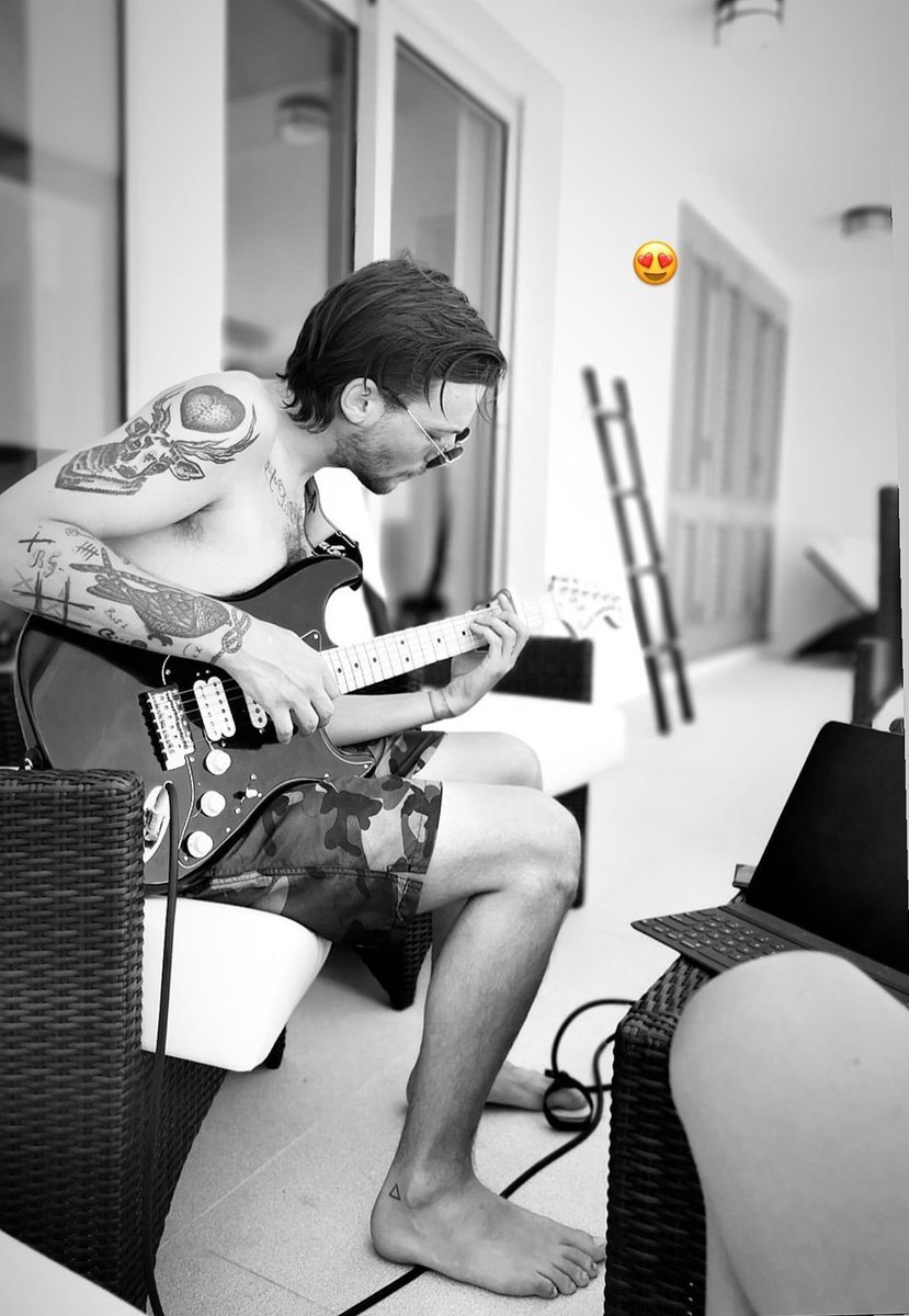 a thread of this pic and only this pic bc i missed him so much