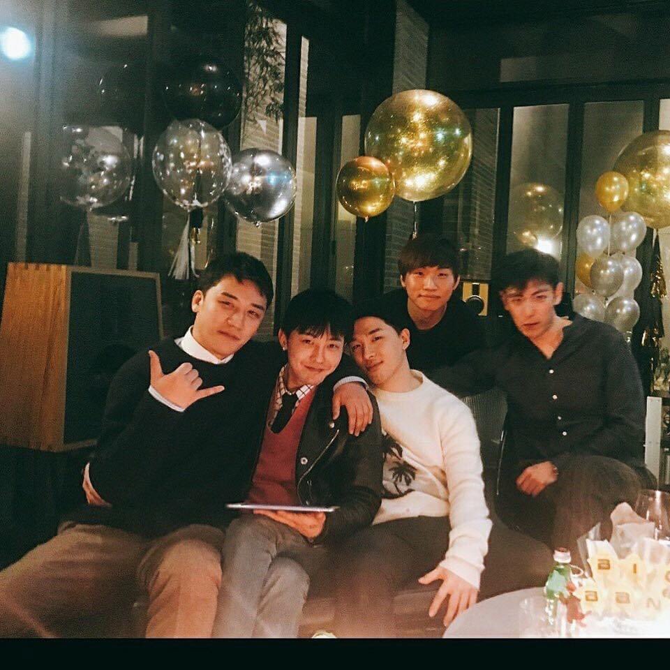 letuyet2912's tweet photo. 영원히 5 대 스타가 된 빅뱅의 창립을 축하합니다.  너무 행복해야 겠어 V.I.P는 언제나 네 곁에 🌸🌸🌸🌸🌸

#happybigbangday 
#happybigbang14thanniversary https://t.co/KCdhiHbevM