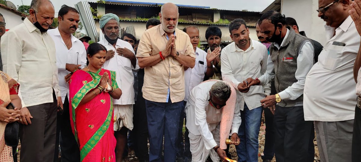 ShivaramHebbar's tweet photo. ಇಂದು ಮುಂಡಗೋಡ ತಾಲೂಕಿನ ಲಮಾಣಿ ತಾಂಡಾದಲ್ಲಿ ಸಂತ ಸೇವಾಲಾಲ್ ಸಭಾಭವನದ ನಿರ್ಮಾಣ ಕಾಮಗಾರಿಗೆ ಗುದ್ದಲಿ ಪೂಜೆ ನೆರವೇರಿಸಿ, ಕಾರ್ಯಕ್ರಮವನ್ನು ಉದ್ದೇಶಿಸಿ ಮಾತನಾಡಲಾಯಿತು.
ಈ ಸಂದರ್ಭದಲ್ಲಿ ವಾಯುವ್ಯ ರಸ್ತೆ ಸಾರಿಗೆ ನಿಗಮದ ಅಧ್ಯಕ್ಷರಾದ ಶ್ರೀ ವಿ.ಎಸ್.ಪಾಟೀಲ್ ಜಿಲ್ಲಾಪಂಚಾಯತ ಸದಸ್ಯರಾದ ಶ್ರೀ ಎಲ್.ಟಿ.ಪಾಟೀಲ್ ಹಾಜರಿದ್ದರು.
#MUDGOD https://t.co/ztQ96iyMLz