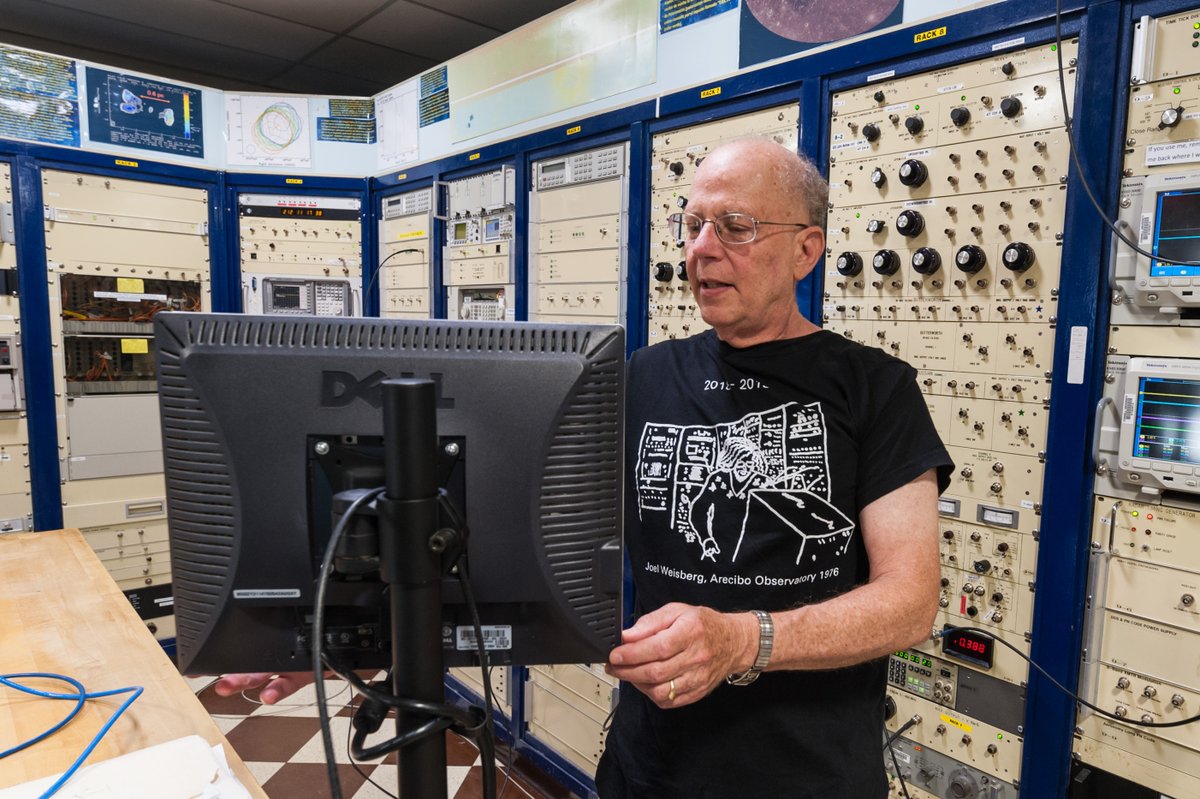 BONUS photo of Joel re-enacting glory days in the  @NAICobservatory control room, wearing the wonderful shirt, designed for his retirement party at  @CarletonCollege in 2018 (JoelFest;  https://www.carleton.edu/physics-astronomy/faculty/joel-fest/).  #AreciboLove  #QuieroArecibo 18/18