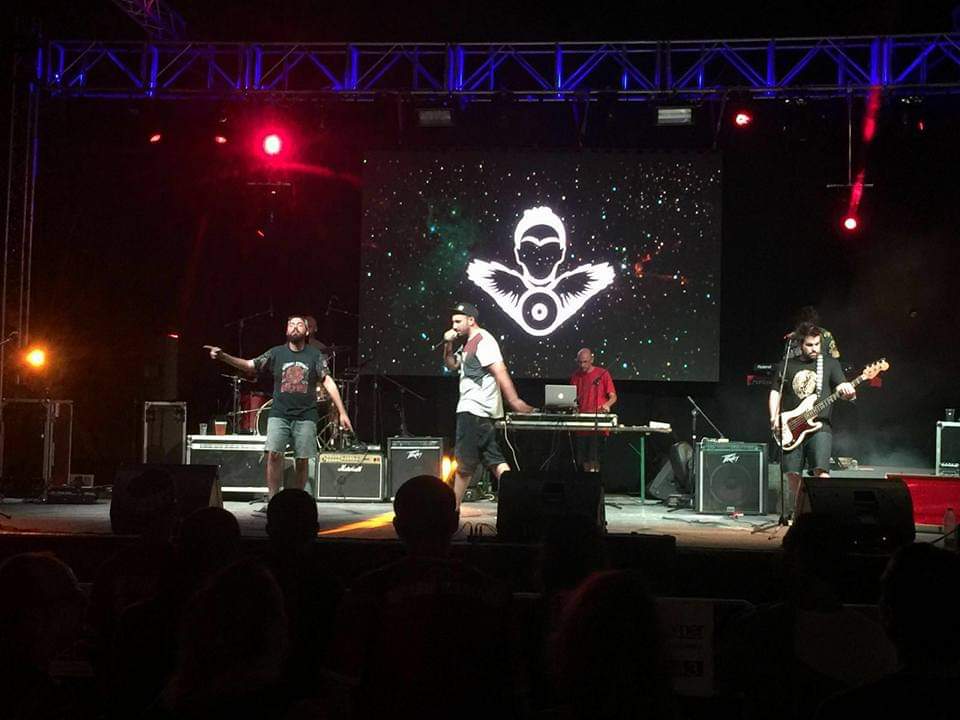 Fa 4 anys d'esta foto. Primer concert amb banda. 4 anys de música, escenaris i grans moments. Seguim, seguim i seguim! Tenim música preparada i un oceà sencer de ganes de tornar als escenaris. Vos trobem a faltar!