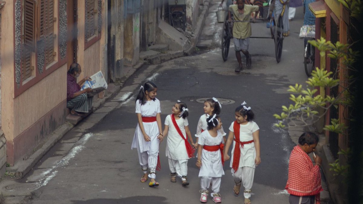 The usual Bengali vs. Central India/Delhiite contest, this also comes in Vicky Donor. I liked this simple shot where Piku gets nostalgic looking at the school kids who are about to perform. An important shot because she has come to sell the house that holds some of her memories.