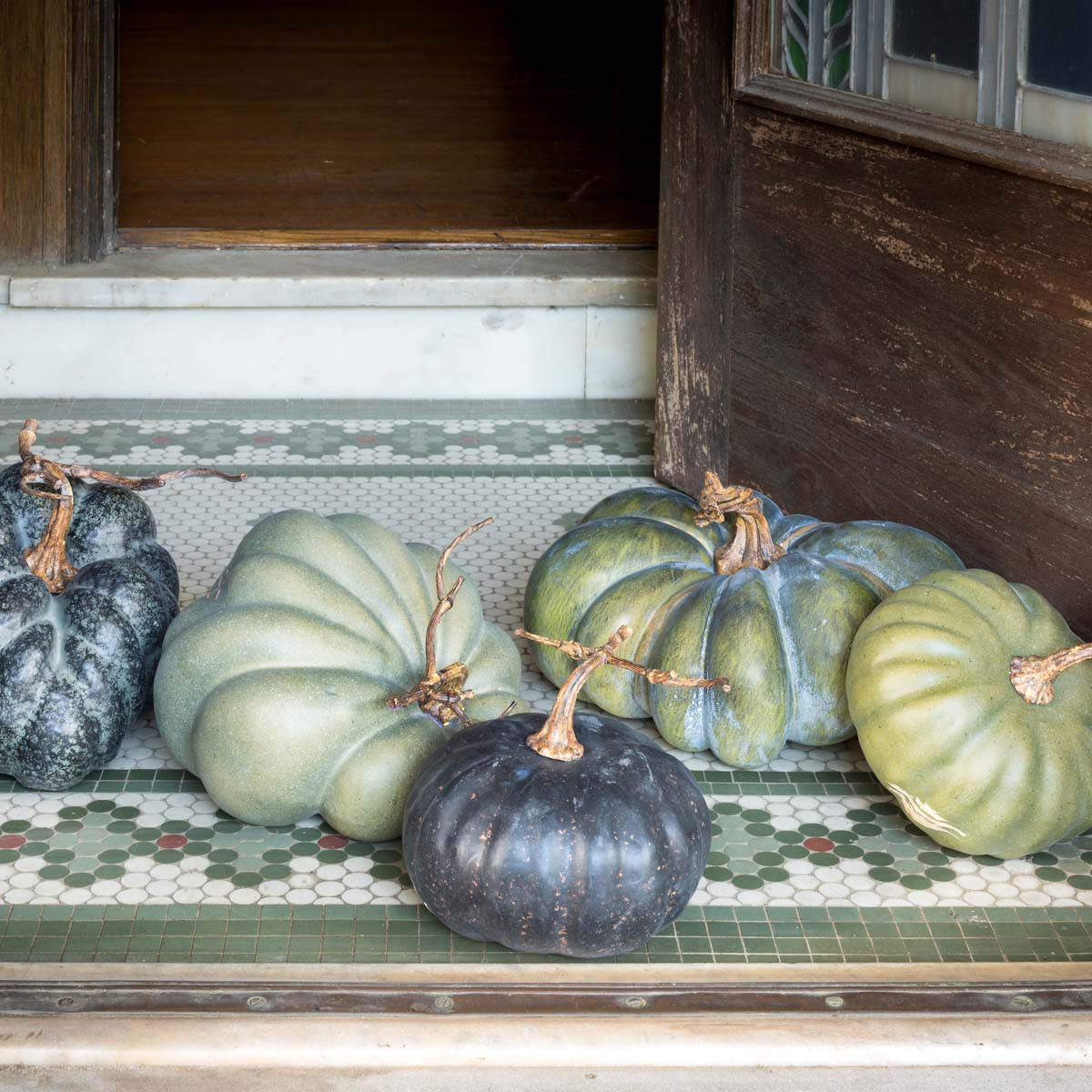 Harvest is in full swing, and the summer-to-fall transition is truly kicking off! When do you start bringing in harvest touches to your décor? 🧡🌻🍂💛 Find these Large Green Heirloom Pumpkins in our shop today! frenchcreekfarmhouse.square.site/product/large-…
#falldecor #fallfarmhouse #fallstyle