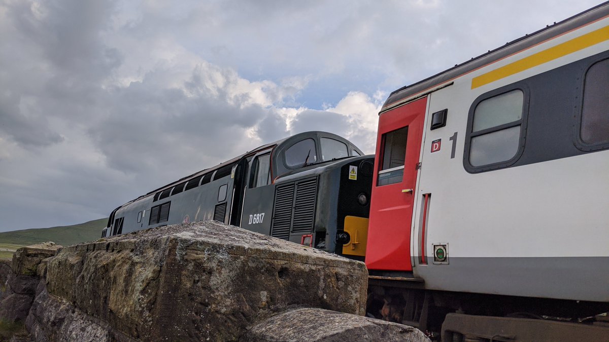 VNYorkshire's tweet photo. Still shots of D6817 &amp; 47 712, crossing the Ribblehead Viaduct, 17/8/20, in the direction of Settle.

#RibbleheadViaduct #Ribblehead #diesel #diesellocomotive #dieseltrain #dieselengine #D6817 #LadyDianaSpencer @setcarrailway @ScotRail https://t.co/VHDm9vt7lc