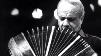 In the 1950’s it returned with a vengeance with the emergence of a rebellious new innovation - ‘Nuevo Tango’ spearheaded by Astor Piazzolla. Piazzolla inspired a new generation of Tango hipsters by defying convention & ripping up & rewriting the rulebook. @AstorPiazzolla1