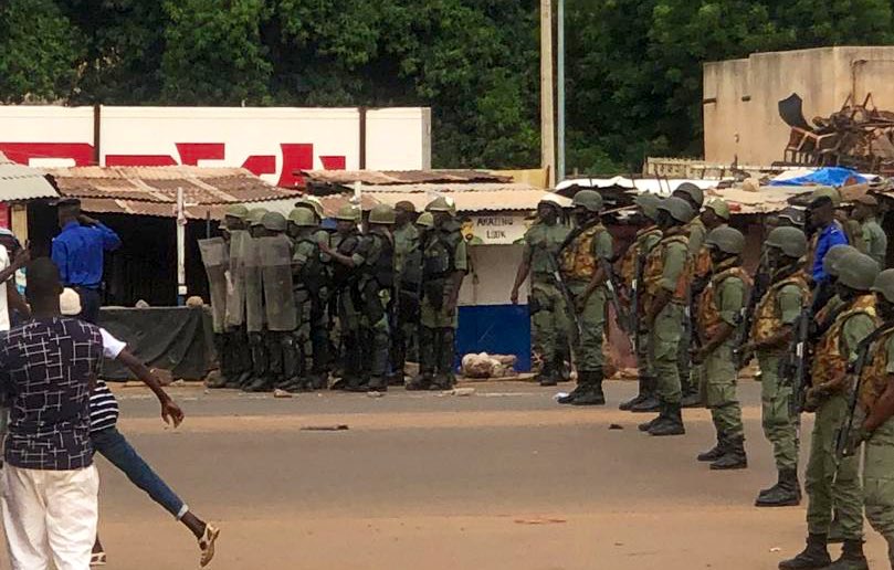 AboubacarArdo's tweet photo. Rassemblement aussi au niveau de #Sebenicoro, quartier où se trouve la résidence du président de la république. Plusieurs hommes en informé sont aussi là, aux alentours et près du domicile du président. https://t.co/YIABkRD90Q
