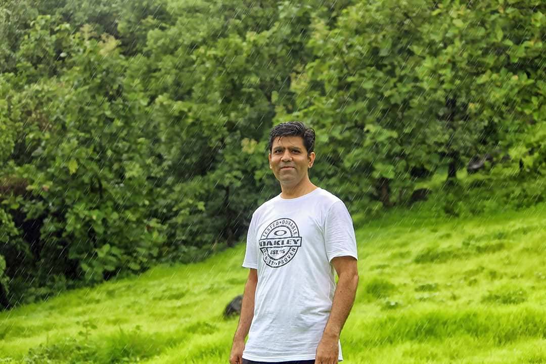HarshalPushkar1's tweet photo. પાંચ મહિનાના ‘વનવ���સ’ પછી વનનો સહવાસ!
પાંચ મહિનાના અંતરાલ બાદ માણ્યું ‘જિપ્સીપણું’!

ઓગસ્ટ 9-10, 2020માં ડાંગનાં જંગલો અને સહ્યાદ્રિના પહાડોની બે દિવસીય છોટા રિચાર્જ રોડ ટ્રિપ! 

ક્યાંય પહોંચવાનું લક્ષ્ય નહિ, ક્યાંય પહોંચવાની ઘાઈ નહિ.
અડતાળીસ કલાકમાં તાજગીનો જબરજસ્ત બૂસ્ટર ડોઝ!💪 https://t.co/TzmagzDYR9