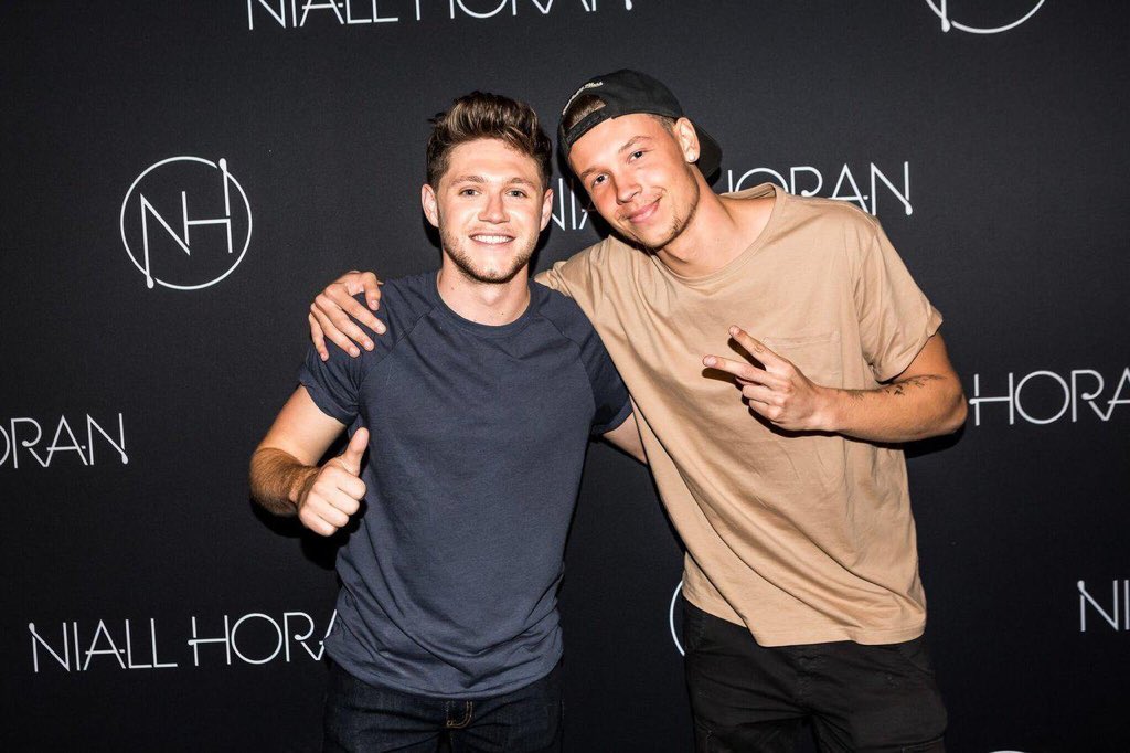 literally everyone who‘s ever met him has said that their experience meeting him was great because he treated them so kindly and that he‘s so humble and that they enjoyed being around him so much because he made them feel safe and comfortable