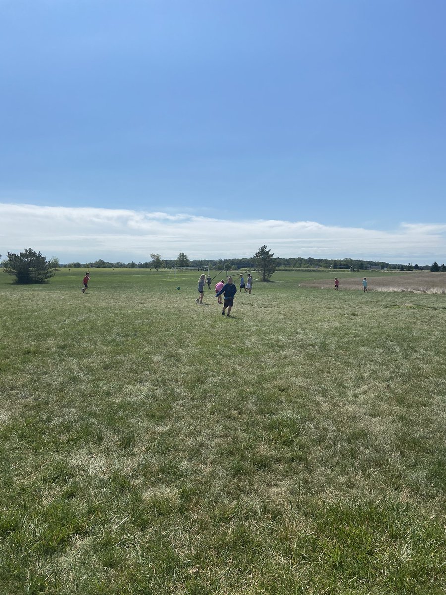 SanderRoom18's tweet photo. Fun out at recess! https://t.co/0YUFJzDflf