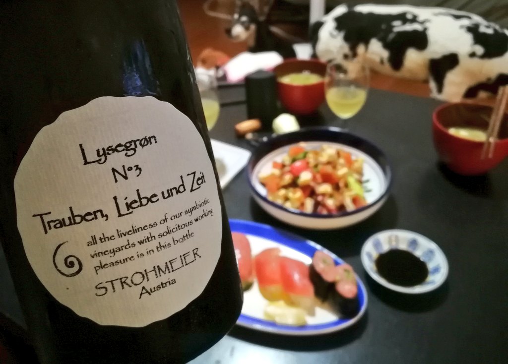 fukayaqui's tweet photo. lysegron no.3 🙂☺️🥂 love my family 🐾🐮 
bye bye my stress 

#strohmeier #austrianwine #naturalwine  #winetime #latedinner #midnightfail #ワインと七33 #飲むぞー https://t.co/zMd7ky37bn
