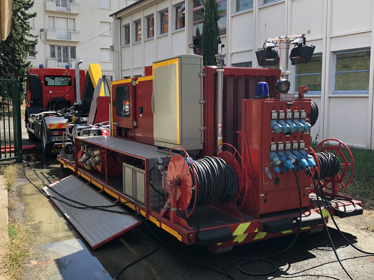 SDMIS69's tweet photo. [OPÉRATIONNEL]👨‍🚒

Le #SDMIS intervient avec la @villedelyon pour une importante inondation de plus de 3m d'eau dans les sous-sols d'un groupe scolaire sur la commune de Lyon 5ème.
+ de 2 000 m³ sont à évacuer avec notamment la cellule dénoyage. Intervention de longue durée https://t.co/2KQ8a7d5Ct