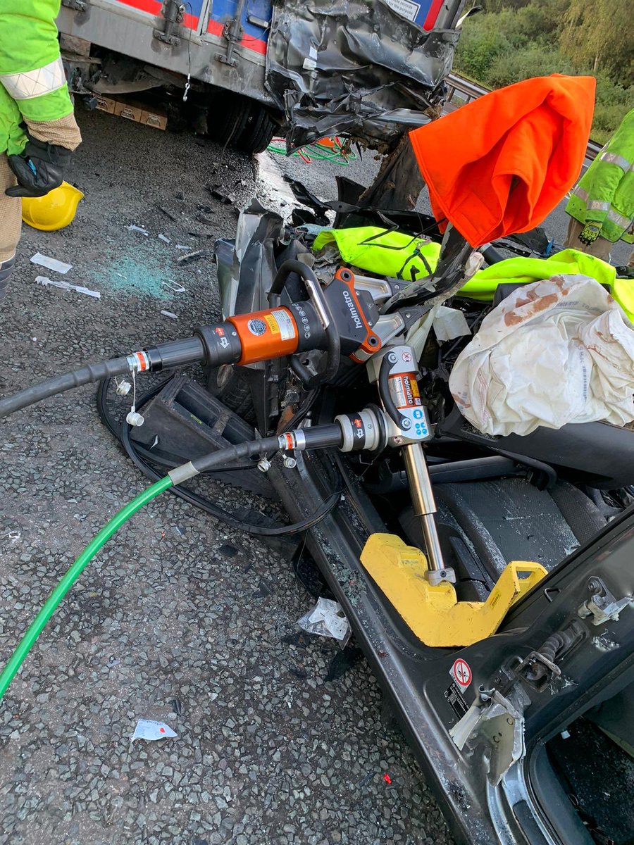 AFRSPatchway's tweet image. Lots of specialist equipment used to safely extricate 2 casualties involved in an accident with a lorry early this morning. Great teamwork from @AFRSAvonmouth @AFRSThornbury @swasFT @ASPolice and @HighwaysSWEST