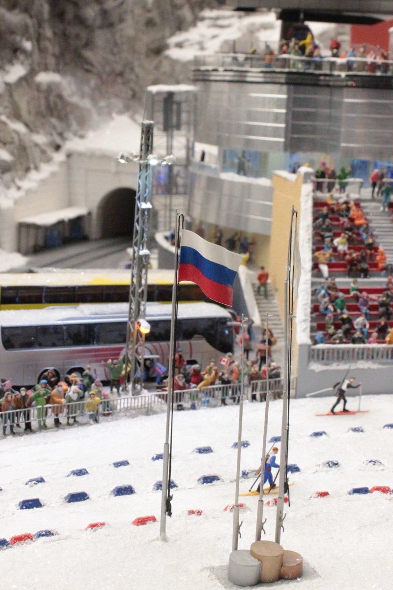 Сегодня в нашей стране отмечается один из официальных праздников, День Государственного флага Российской Федерации. 
А сколько "триколоров" вы насчитали на макете, друзья?