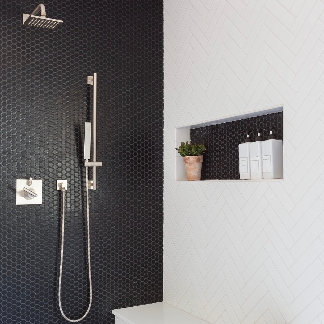 Every element in this shower was carefully choosen to compliment its overall design. From the minimal matte black hexagons, to the white subway tiles and that quartz shower bench... can we just say wow 😍