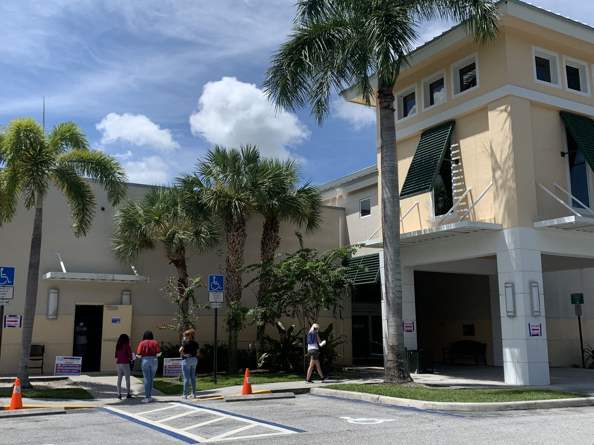 Out at the Wellington library, short line to get in to vote. Most people are in and out with no issue. Everyone I’ve seen so far has masks, many of the masks are those provided by the  @pbcgov as part of coronavirus response.