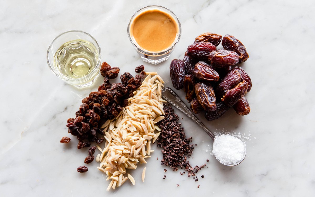 HumansPlant's tweet image. Everything you need to make our favorite balanced treat. Espresso Date Energy Bars—yours to enjoy in less than an hour. Find the details on how to make this power-packed snack at home here: plantlovinghumans.com/recipes-1/espr… #Recipe #RecipeOfTheDay #foodblog #recipes #healthylifestyle