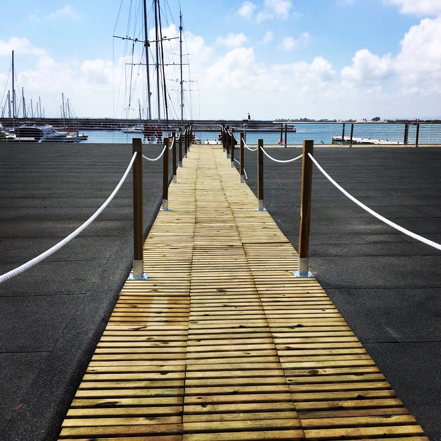 Nueva pasarela con acceso al minimarket-gastrobar Valparaíso y las empresas que se alojan en el muelle este. 

Ya puedes aparcar tu coche en la parte superior y acceder a las empresas de la parte inferior.

#valenciamar #improving #seguimosmejorando #yachtlife #marina