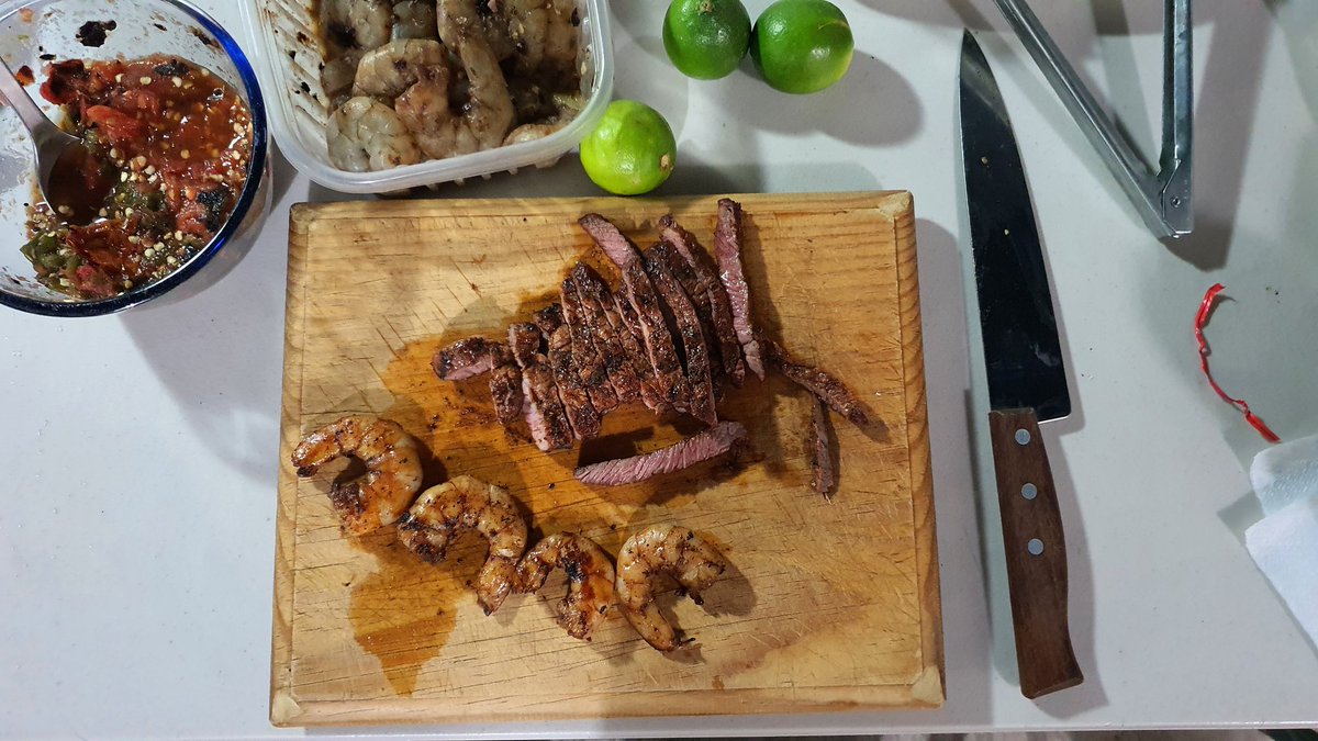 grill_gus's tweet photo. Primer tweet a ver como nos va. 
Cena de sábado con la familia mar y tierra aguja norteña y camarón con mantequilla con ajo a y para botanear unos tuétanos con salsa hecha al carbón y 🍺
#comida #Grill #kamado #marytierra #food #MartesdeCosasMuyRicas https://t.co/BR0eFnxQFU