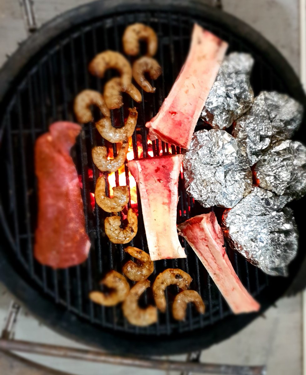 grill_gus's tweet photo. Primer tweet a ver como nos va. 
Cena de sábado con la familia mar y tierra aguja norteña y camarón con mantequilla con ajo a y para botanear unos tuétanos con salsa hecha al carbón y 🍺
#comida #Grill #kamado #marytierra #food #MartesdeCosasMuyRicas https://t.co/BR0eFnxQFU